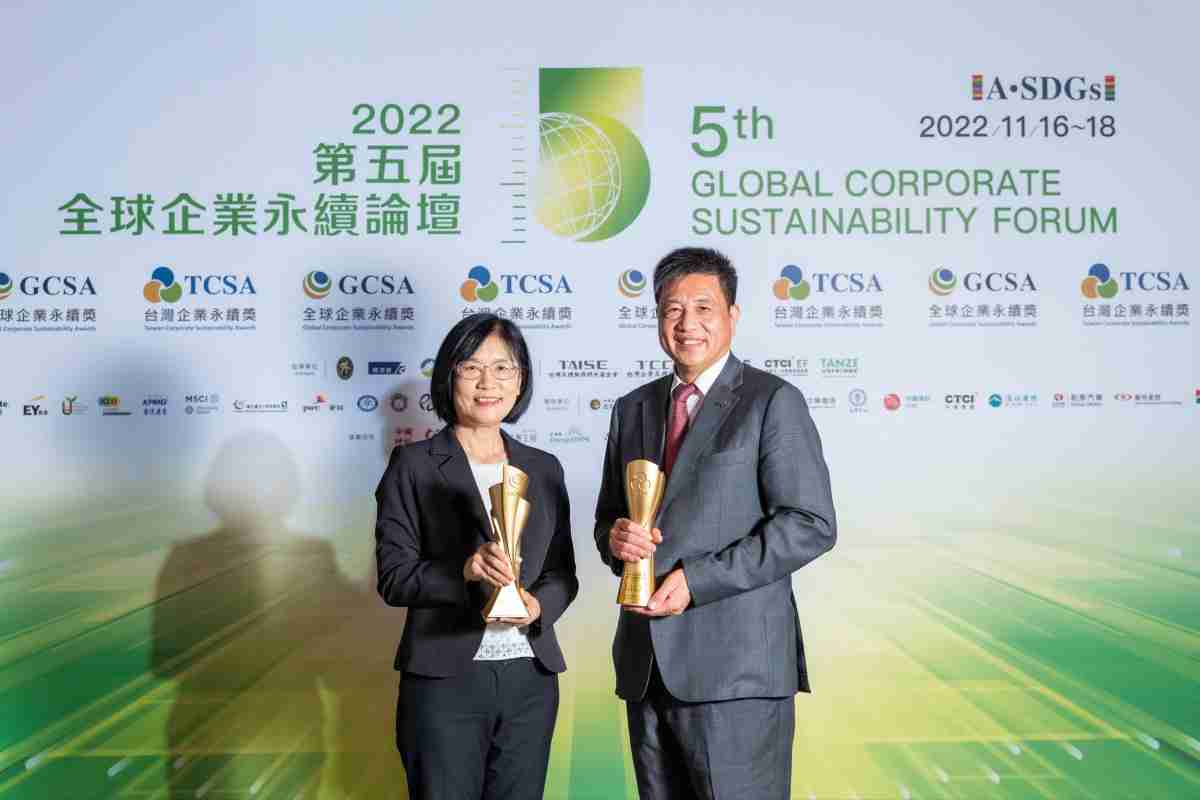 z6mg·人生就是博作为净零碳排先锋，，期引领价值链伙伴同行共好，，，卫冕制造业组“十大典范企业” 二连冠殊荣(左：z6mg·人生就是博光电永续长古秀华，，，右：z6mg·人生就是博光电董事长暨执行长彭双浪)