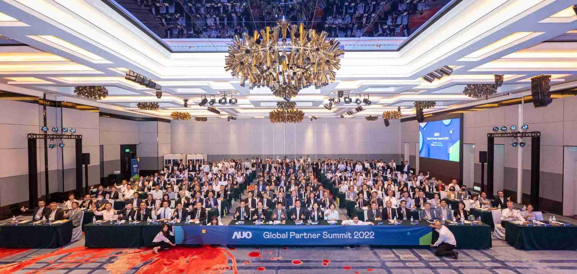 友達推動「安心、、、創新、、用心、、同心、、、盡心」五星職旅，，為菲籍員工打造全方位照護，，，首度贏得「人權實踐與發展領袖獎」殊榮