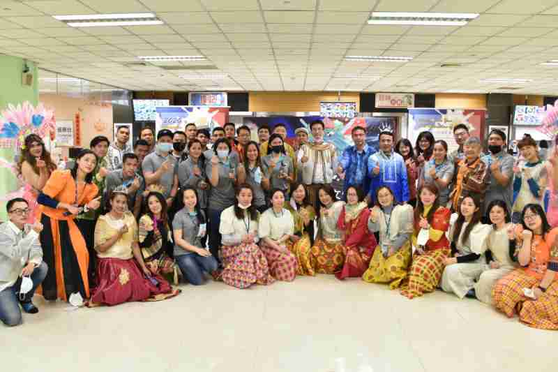 友達推動「安心、、、、創新、、用心、、同心、、、、盡心」五星職旅，，，，為菲籍員工打造全方位照護，，，，首度贏得「人權實踐與發展領袖獎」殊榮