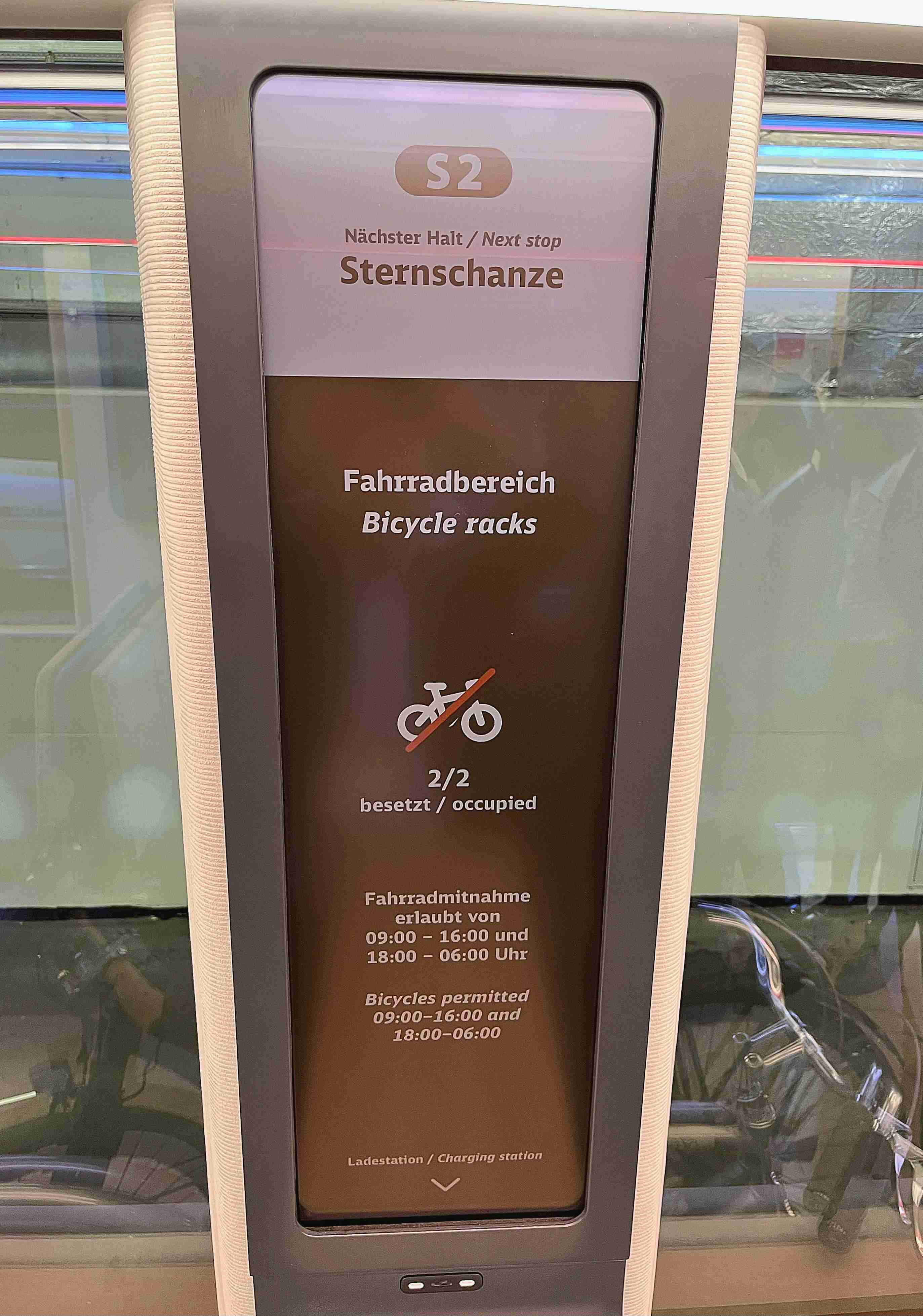 达擎HiRaso显示技术采用胆固醇液晶独特的双稳态特性及反射环境光线的方式，，，发挥最佳能源运用效率，，，，其仅在更换显示画面时才消耗电力，，在持续静止的画面显示上则为零耗电，，与传统液晶显示技术相比大幅节省90%能耗