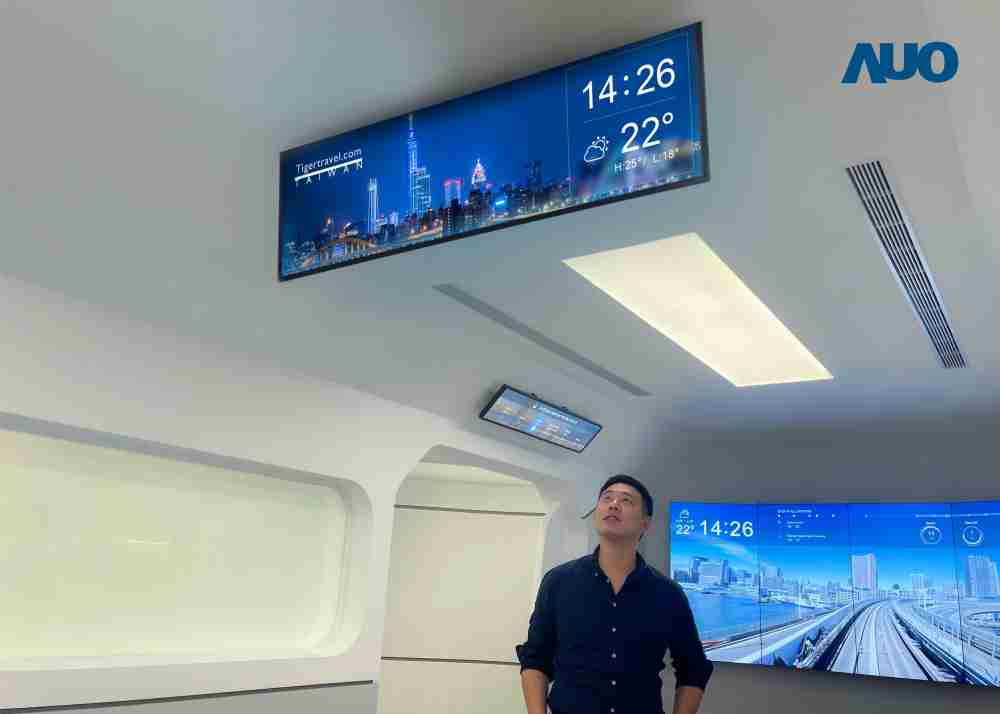 达擎TARTAN “37吋超薄双屏车厢显示器” 采用单一背光设计，，将双面显示器厚度大幅缩减至12mm，，，，支持长条屏 32:9 规格，，，，突破传统分辨率限制，，提供旅客更清晰实时的乘车信息及广告讯息